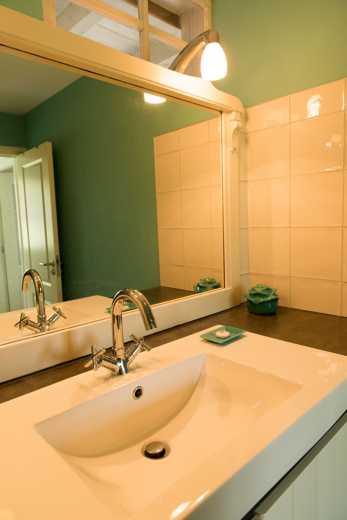 Badkamer wastafel met spiegel en terracotta betegeling – Zeeuwshuisje vakantiewoning, Koudekerke