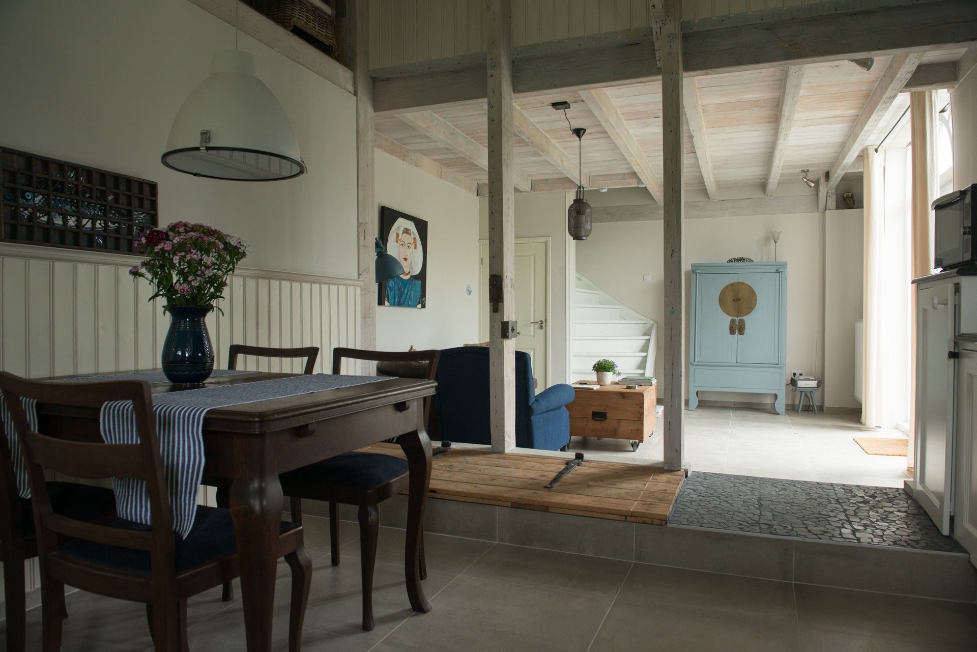 Espacio abierto de comedor y salón con vistas al jardín y armario azul vintage – Zeeuwshuisje, Koudekerke