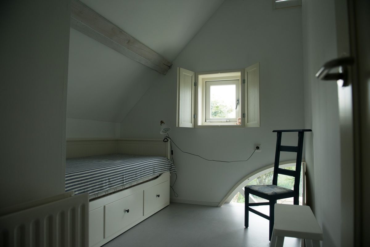 Tweede slaapkamer met ingebouwd eenpersoonsbed en schuin dak – Zeeuwshuisje vakantiewoning, Koudekerke